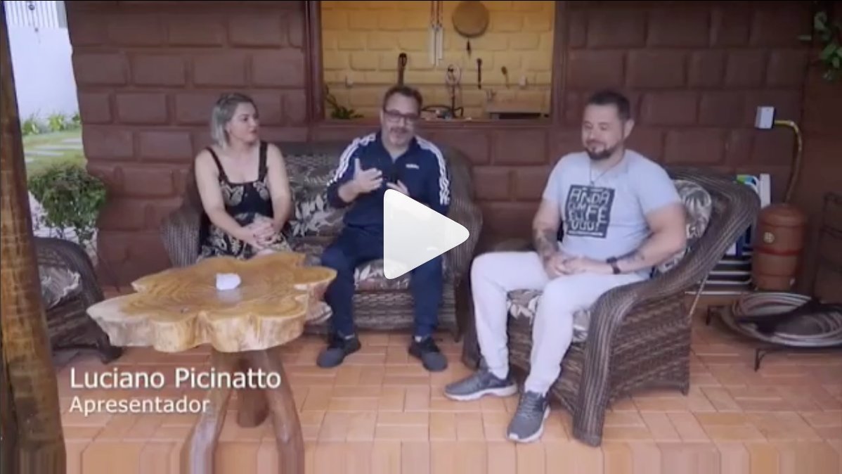 Entrevista com o casal na varanda da casa de bioconstrução