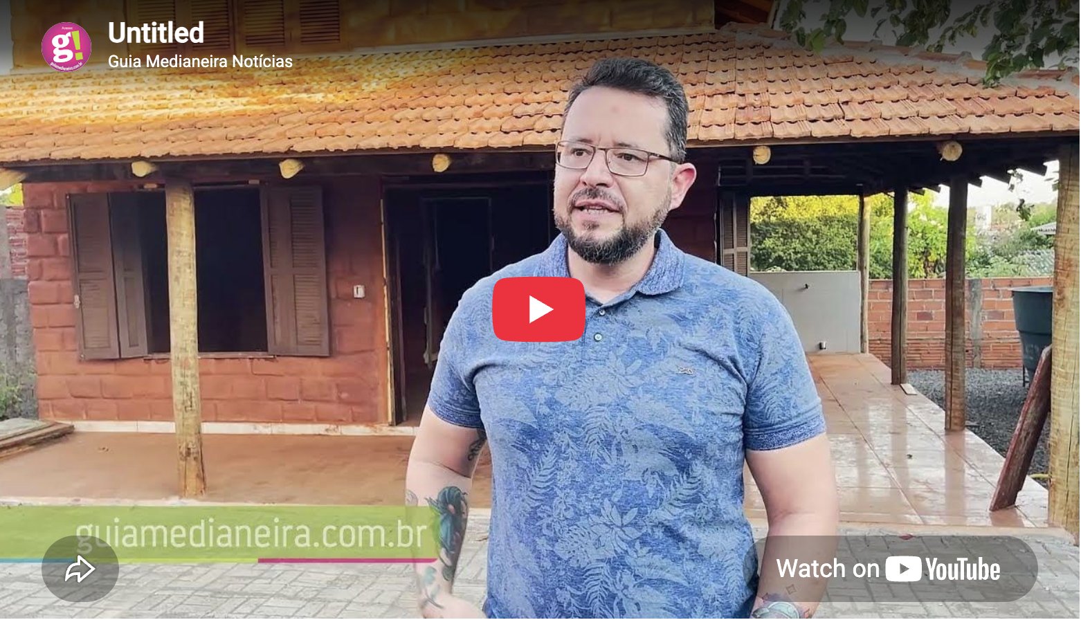 Engenheiro em frente à casa de bioconstrução em Medianeira